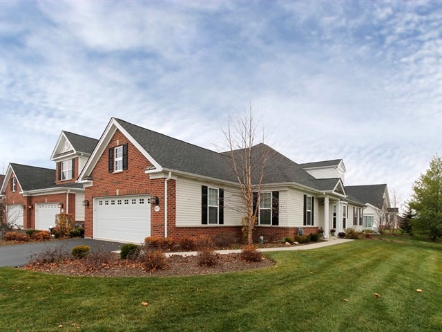 1027 Broadmoor Dr, Elgin, IL 60124 photo 1