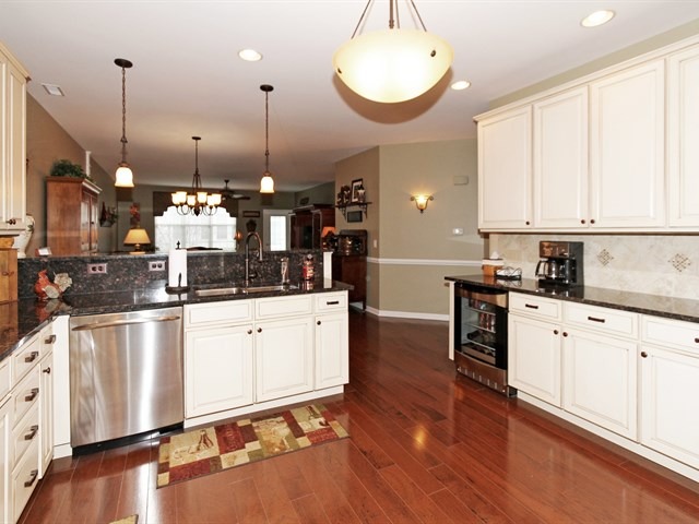 1027 Broadmoor Dr, Elgin, IL 60124 photo 11