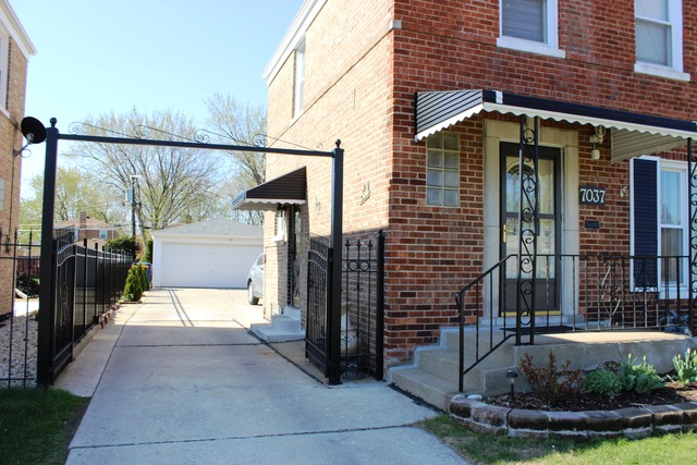 7037 Pershing Rd, Berwyn, IL 60402 photo 1