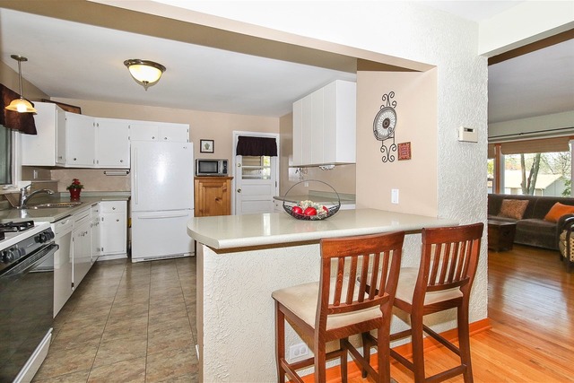 325 E Ardmore Ave, Roselle, IL 60172 photo 9