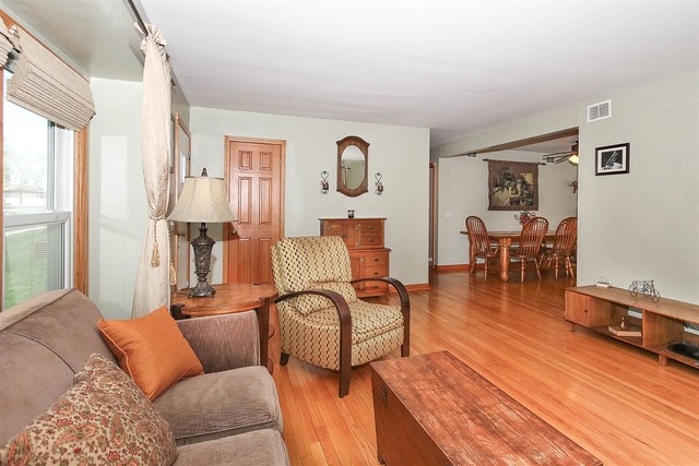325 E Ardmore Ave, Roselle, IL 60172 photo 2