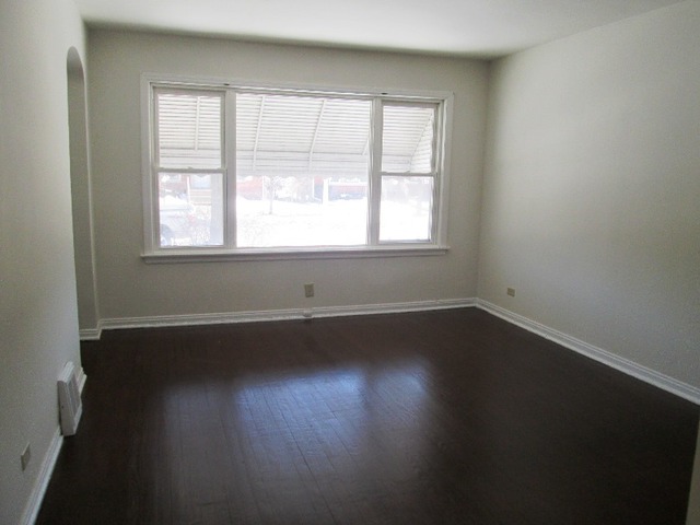 9846 S Dobson Ave, Chicago, IL 60628 photo 3