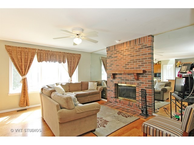 437 Snow Drift Cir, Bartlett, IL 60103 photo 2