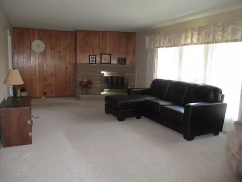 1321 Centennial Dr, Peru, IL 61354 photo 3