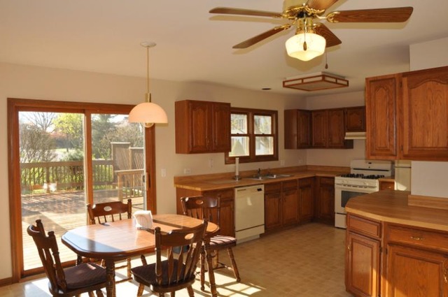 1188 Willoby Ln, Elgin, IL 60120 photo 2