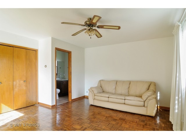 915 Vera Ln, Wheeling, IL 60090 photo 9