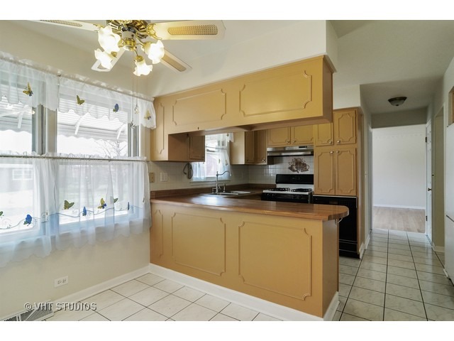 915 Vera Ln, Wheeling, IL 60090 photo 3