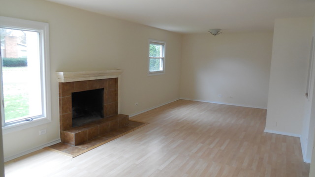 1000 Valley Stream Dr, Wheeling, IL 60090 photo 3