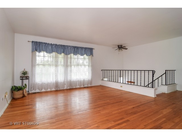 1195 Hermitage Ln, Hoffman Estates, IL 60169 photo 1
