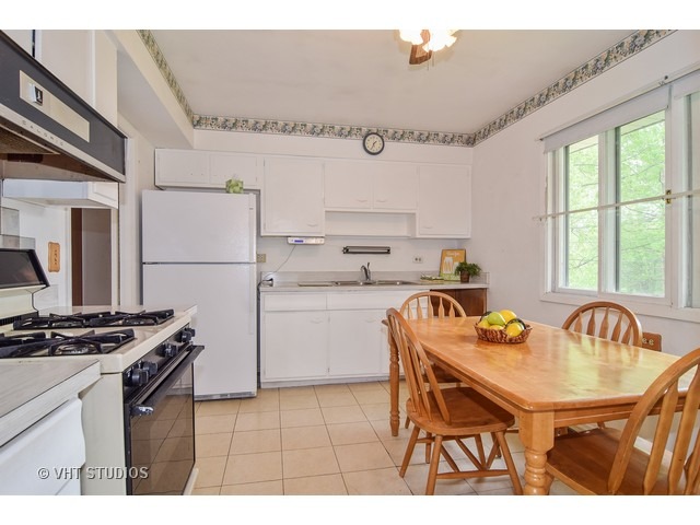 1195 Hermitage Ln, Hoffman Estates, IL 60169 photo 2