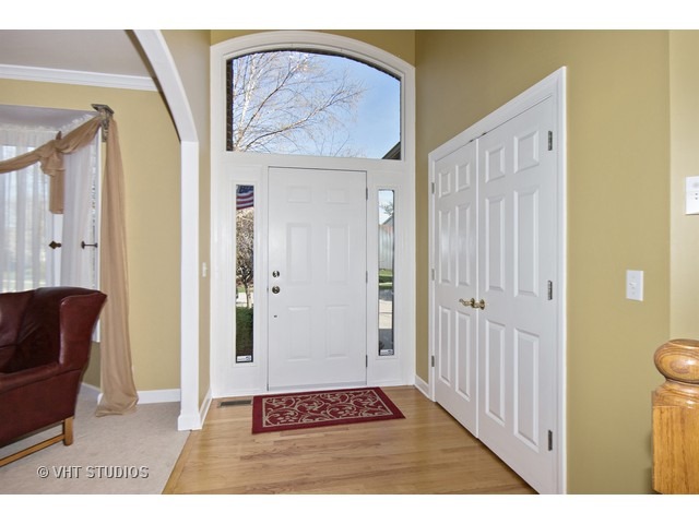15210 S Eyre Cir, Plainfield, IL 60544 photo 2