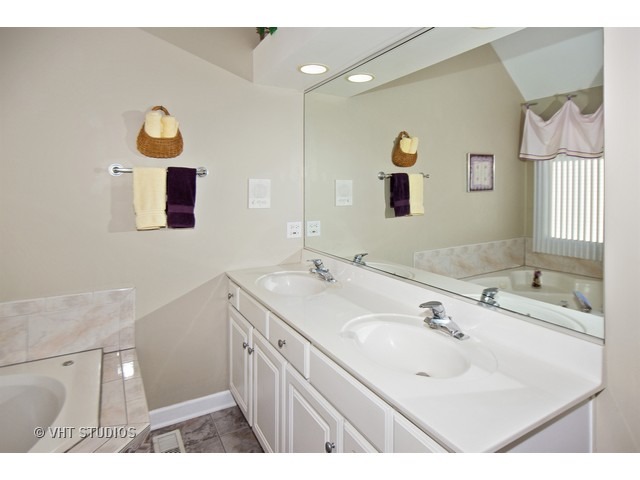 15210 S Eyre Cir, Plainfield, IL 60544 photo 13