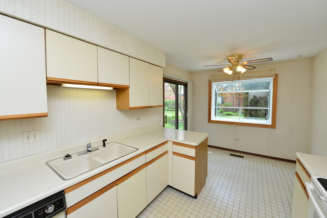 211 Stanhope Dr #a, Willowbrook, IL 60527 photo 11