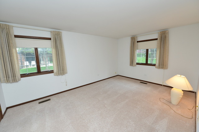 211 Stanhope Dr #a, Willowbrook, IL 60527 photo 1