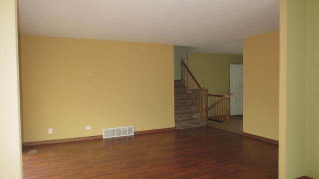 220 Mulford Dr, Elgin, IL 60120 photo 2