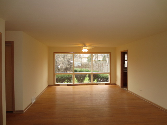 9253 Clancy Dr, Des Plaines, IL 60016 photo 3