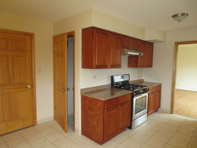 9253 Clancy Dr, Des Plaines, IL 60016 photo 6