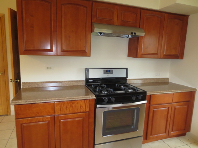 9253 Clancy Dr, Des Plaines, IL 60016 photo 7