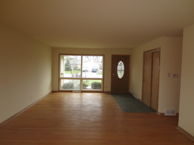 9253 Clancy Dr, Des Plaines, IL 60016 photo 4