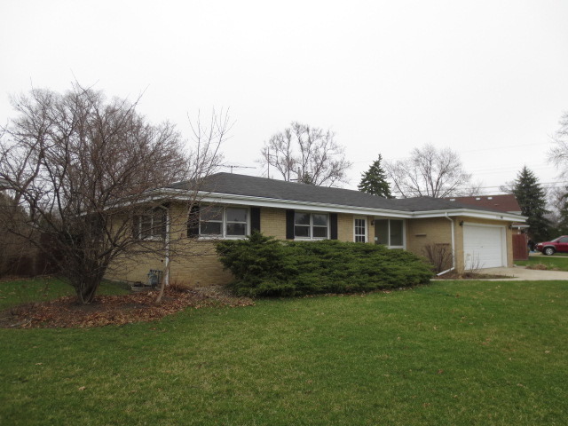 9253 Clancy Dr, Des Plaines, IL 60016 photo 2