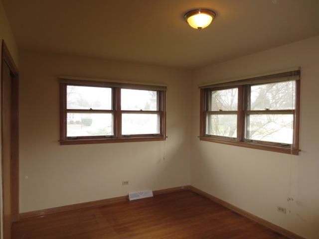 9253 Clancy Dr, Des Plaines, IL 60016 photo 9