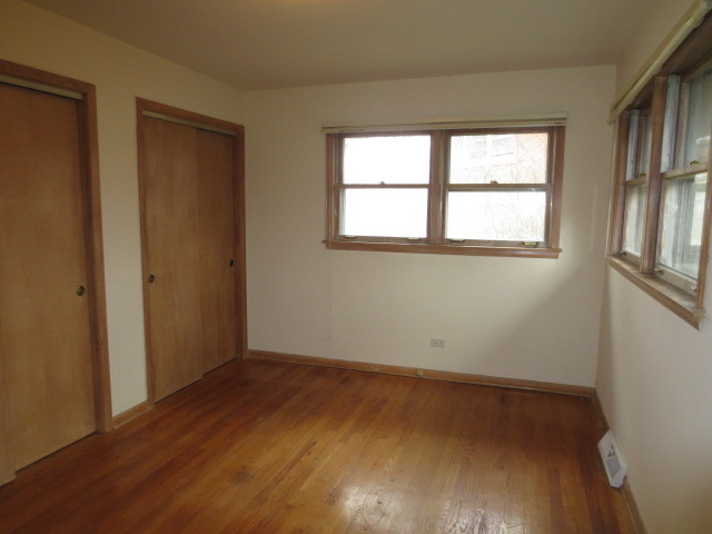 9253 Clancy Dr, Des Plaines, IL 60016 photo 11