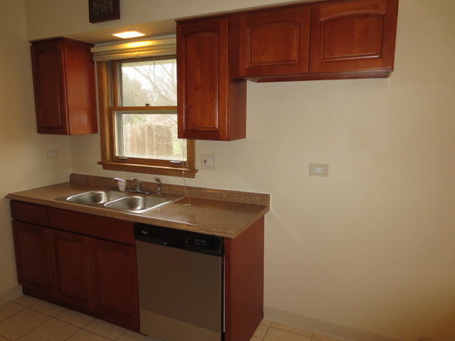 9253 Clancy Dr, Des Plaines, IL 60016 photo 8