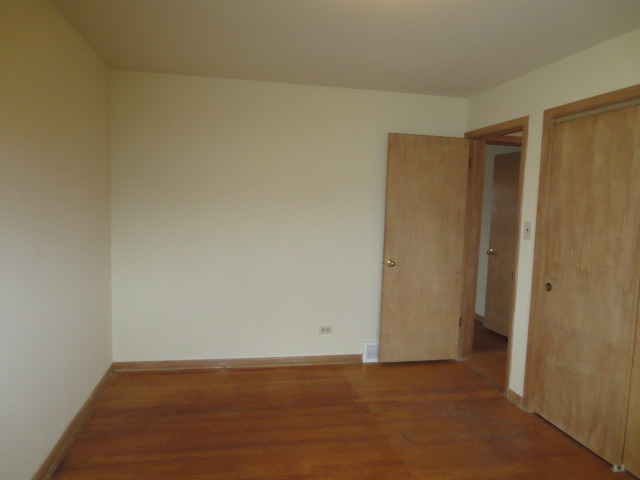 9253 Clancy Dr, Des Plaines, IL 60016 photo 12