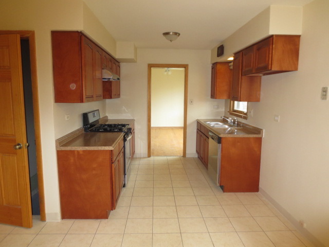 9253 Clancy Dr, Des Plaines, IL 60016 photo 5