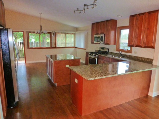 621 E Devon Ave, Roselle, IL 60172 photo 7