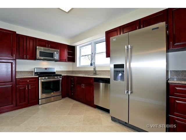 923 E Grant Dr, Des Plaines, IL 60016 photo 2