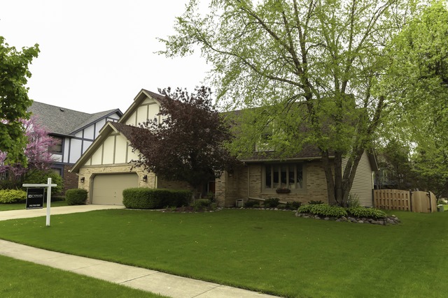 1665 Brittany Ln, Hoffman Estates, IL 60192 photo 1