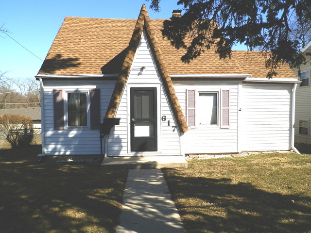 617 Harrison St, Elgin, IL 60120 photo 1