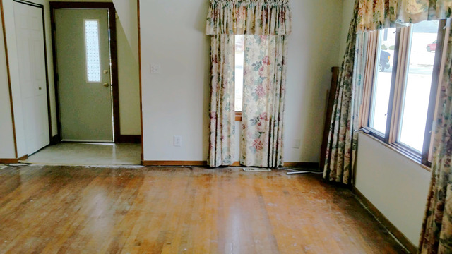 617 Harrison St, Elgin, IL 60120 photo 2