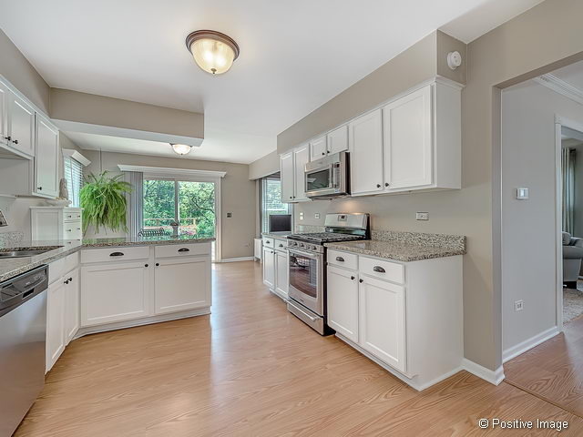 2340 Richmond Dr, Wheaton, IL 60189 photo 9
