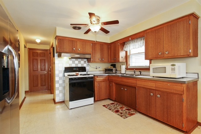 7804 Massasoit Ave, Burbank, IL 60459 photo 3