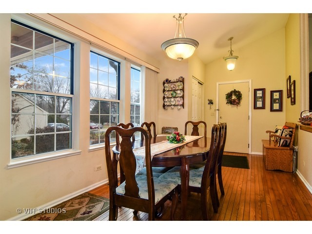 668 White Oak Ln, Bartlett, IL 60103 photo 9