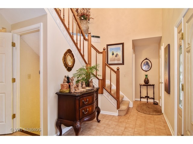 668 White Oak Ln, Bartlett, IL 60103 photo 2