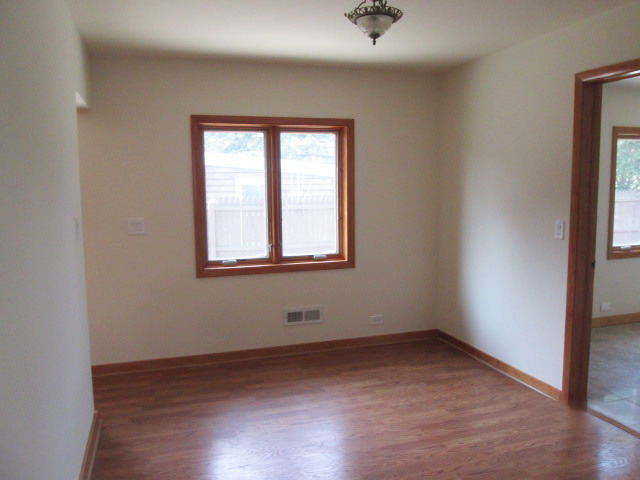 354 N 8th Ave, Des Plaines, IL 60016 photo 5