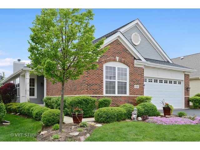 1376 Mansfield Dr, Aurora, IL 60502 photo 1