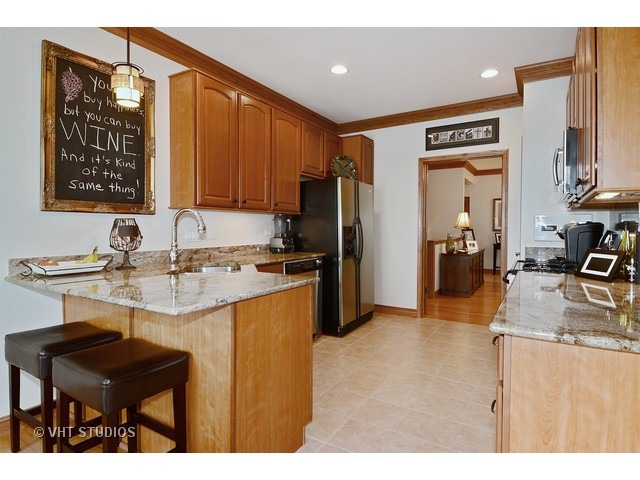 1376 Mansfield Dr, Aurora, IL 60502 photo 3