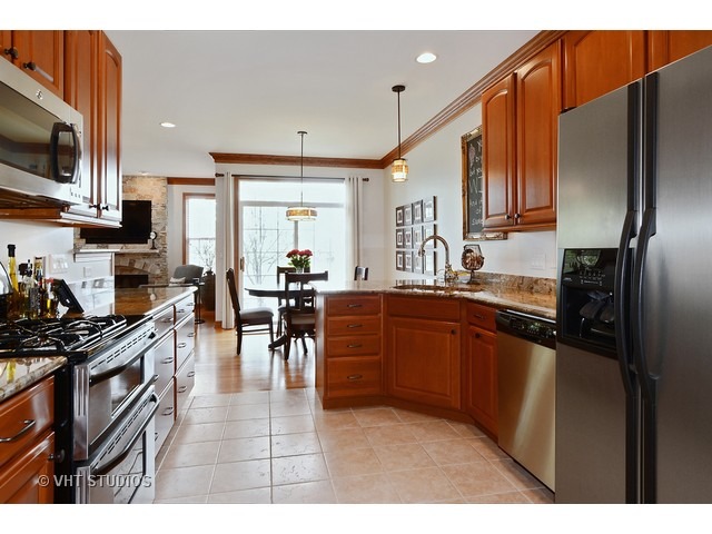 1376 Mansfield Dr, Aurora, IL 60502 photo 2