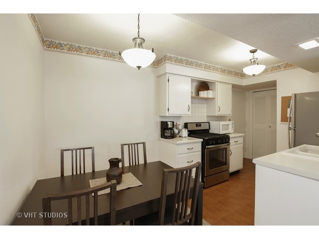 121 Lucille Ct #b, Bartlett, IL 60103 photo 2