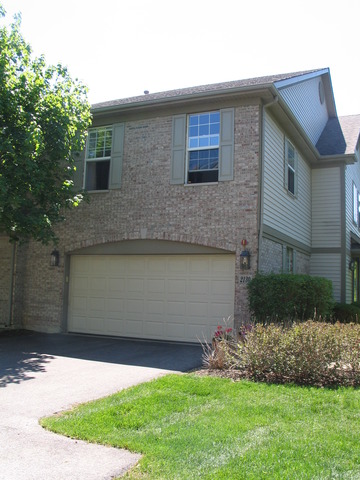 2130 Yale Cir, Hoffman Estates, IL 60192 photo 2