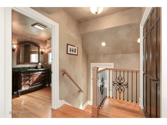 260 E May St, Elmhurst, IL 60126 photo 9