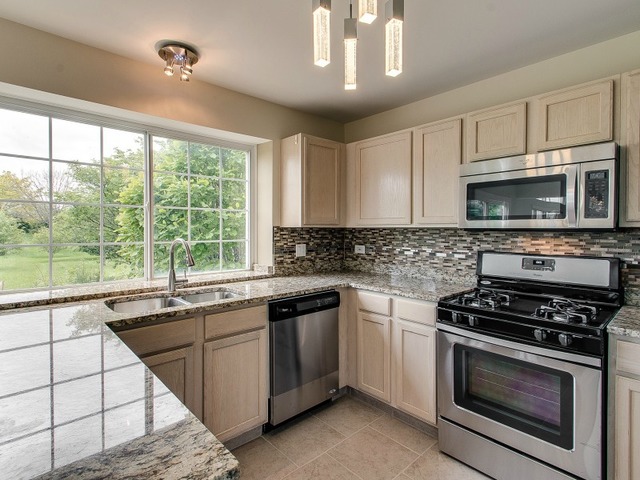 505 Ivory Ln, Bartlett, IL 60103 photo 8