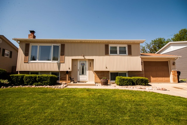 5652 Albert Dr, Oak Forest, IL 60452 photo 1