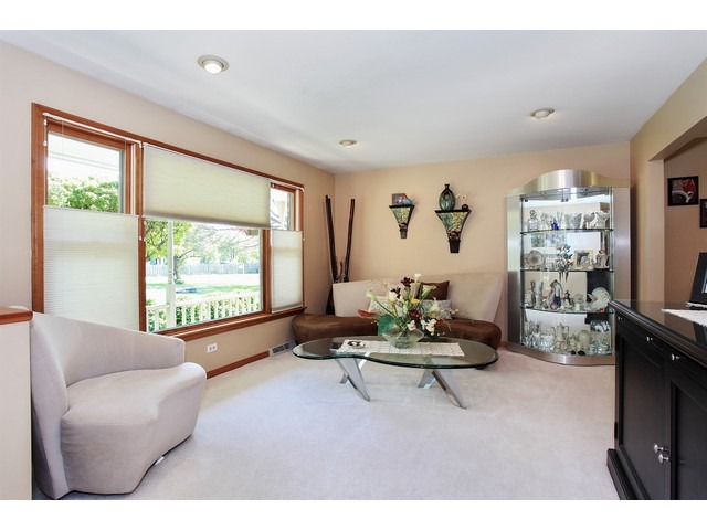 4010 Phyllis Rd, Northbrook, IL 60062 photo 2