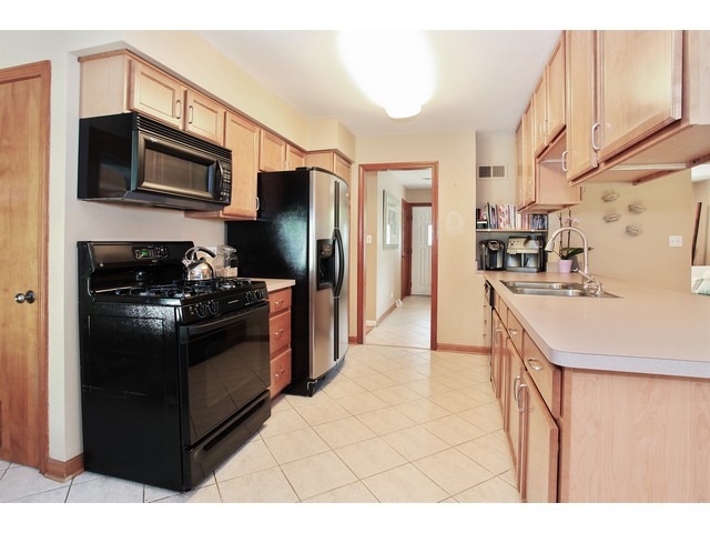 4010 Phyllis Rd, Northbrook, IL 60062 photo 3