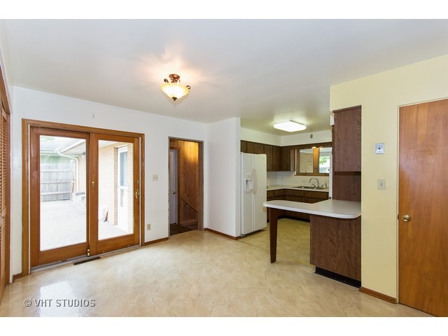 608 E 2nd St, Lockport, IL 60441 photo 4